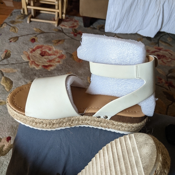 Soda Sandals - Picture 1 of 3